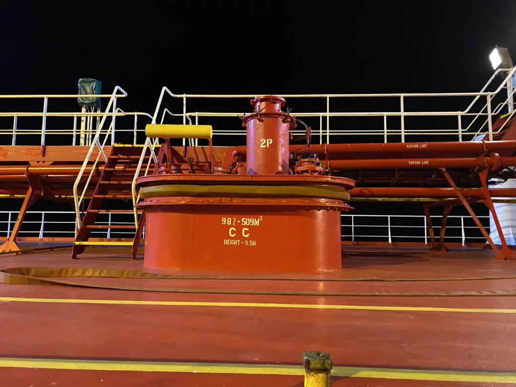 Access to the independent tank on bitumen tankers deck