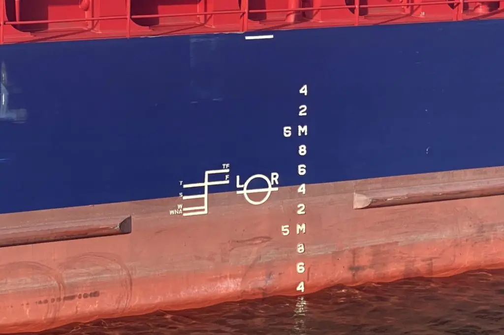 Ship's draft mark and Plimson disk